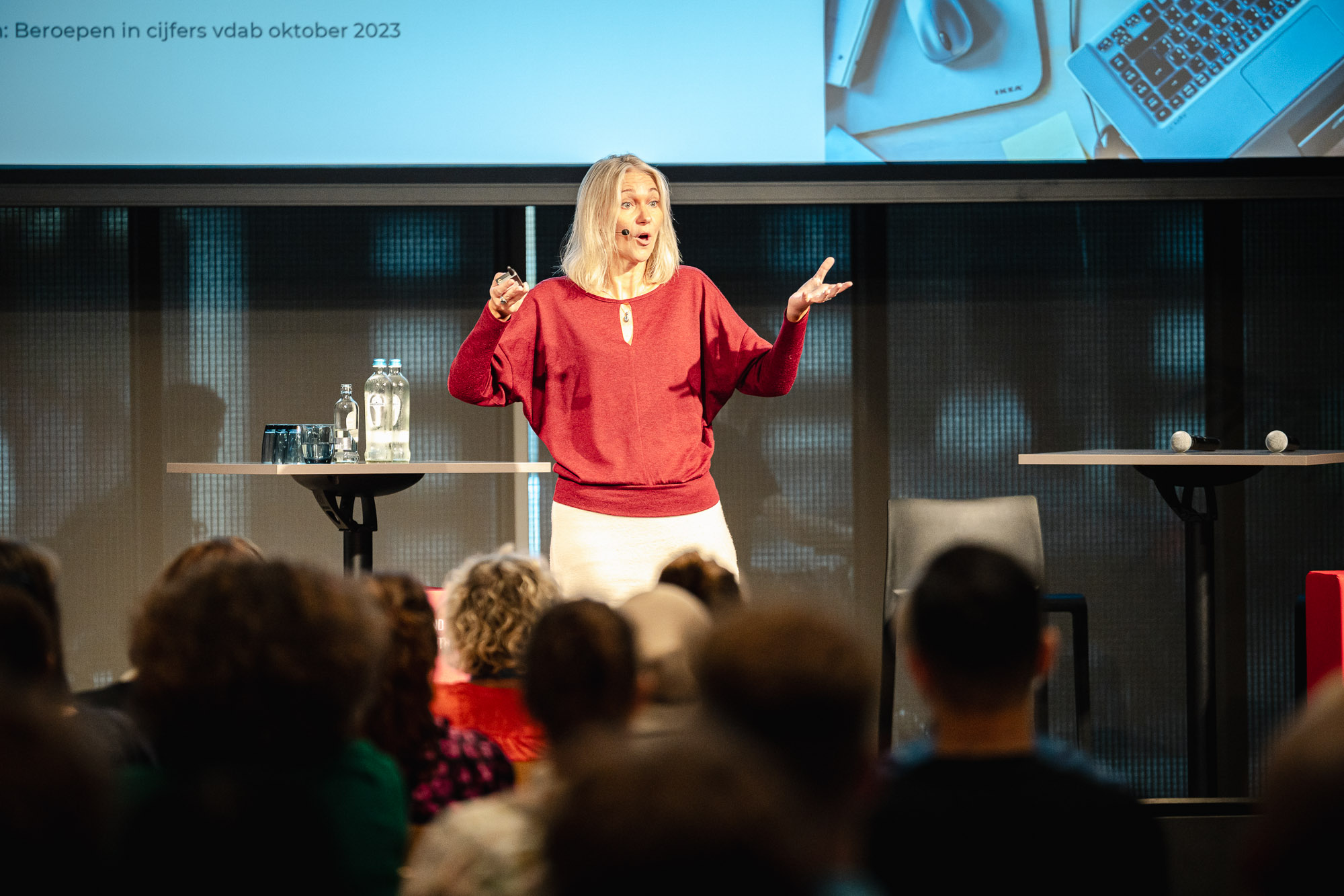 Karen op podium tijdens keynote